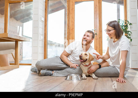 Couple avec chien dans la chambre Banque D'Images