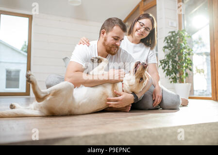 Couple avec chien dans la chambre Banque D'Images