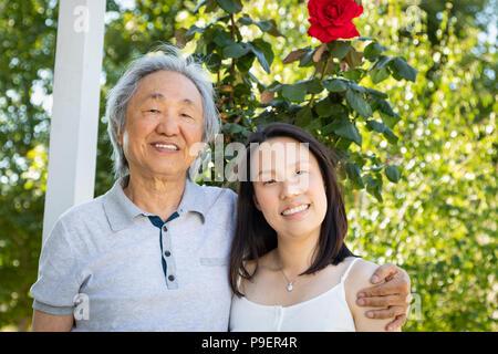 Père chinois et sa fille à l'extérieur. Banque D'Images
