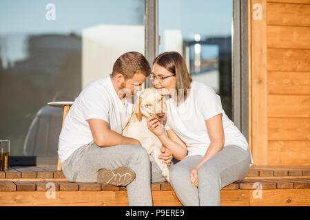 Couple avec chien sur l'arrière-cour Banque D'Images