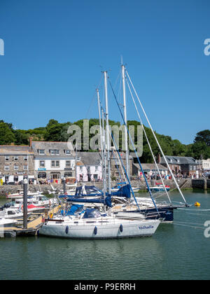 Les bateaux de plaisance et yachts amarrés dans le port de Padstow, Cornwall, UK sur une journée ensoleillée Banque D'Images