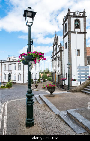 Le village assez de Vila de Nordeste sur Sao Miguel, la plus grande île des Açores Banque D'Images