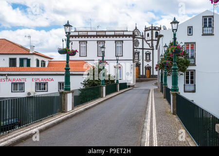 Le village assez de Vila de Nordeste sur Sao Miguel, la plus grande île des Açores Banque D'Images