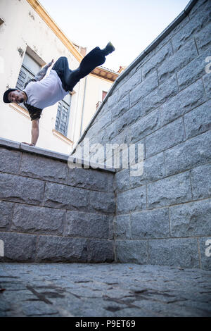 Jeune homme faisant un incroyable tour de parkour dans la rue. Banque D'Images