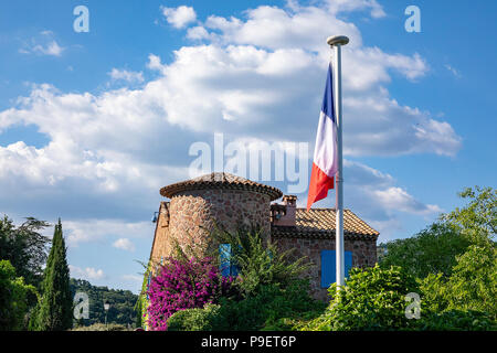 Drapeau français tricolore dans le village médiéval de Grimaud, au sud de la France Banque D'Images