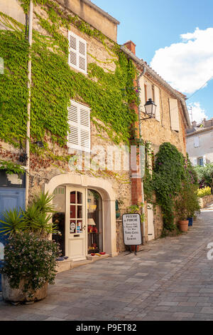 Faites du shopping dans le village médiéval de Grimaud, au sud de la France Banque D'Images