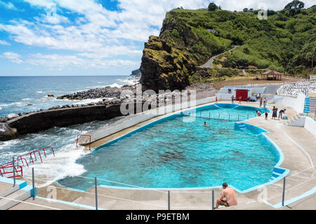 Piscine à Ponta Ribeira sur la côte nord-est de Sao Miguel, Açores Banque D'Images