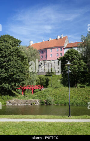 La colline de Toompea à la vieille ville avec de vieux bâtiments vus de Toompark à Tallinn, Estonie, lors d'une journée ensoleillée en été. Banque D'Images