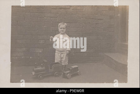 Vintage Photo d'un jeune garçon avec ses petits trains Banque D'Images