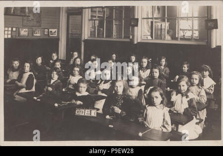 Vintage Green Lanes, London Photographie montrant des enfants dans une salle de classe Banque D'Images