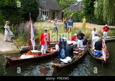 Harlow, UK. 16 juillet, 2018. Recueillir le cygne tuberculé cygne dessus et les parents sur la tamise pendant le premier jour de la cérémonie annuelle de cinq jours Swan Augmenter recensement. Augmenter la collecte nécessite de Swan, le marquage et la libération de tous les cygnets, ou le cygne tuberculé, sur la rivière. Elle remonte à plus de 800 ans, à quand l'État revendiqué la propriété de tous les cygnes tuberculés. Le premier jour du recensement a lieu entre Sunbury et de Windsor. Credit : Mark Kerrison/Alamy Live News Banque D'Images