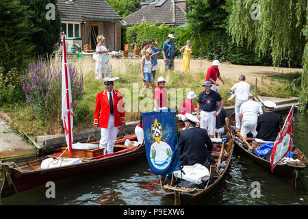 Harlow, UK. 16 juillet, 2018. Recueillir le cygne tuberculé cygne dessus et les parents sur la tamise pendant le premier jour de la cérémonie annuelle de cinq jours Swan Augmenter recensement. Augmenter la collecte nécessite de Swan, le marquage et la libération de tous les cygnets, ou le cygne tuberculé, sur la rivière. Elle remonte à plus de 800 ans, à quand l'État revendiqué la propriété de tous les cygnes tuberculés. Le premier jour du recensement a lieu entre Sunbury et de Windsor. Credit : Mark Kerrison/Alamy Live News Banque D'Images