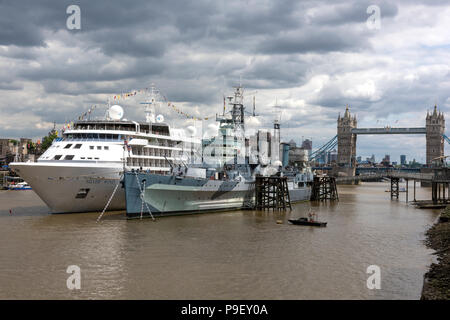 Londres, Royaume-Uni. 17 juillet, 2018. Météo UK, London bridge, London, UK. Building sombres nuages sur le HMS Belfast, le Tower Bridge et la mer argentée de croisière toujours vent d'argent ne donne pas de pluie bien nécessaire dans la poursuite de la vague de chaleur dans tout le pays. Temps chaud et humide sans aucune pluie signifie un sec et aride et ville armospheric lourde pression. Banque D'Images