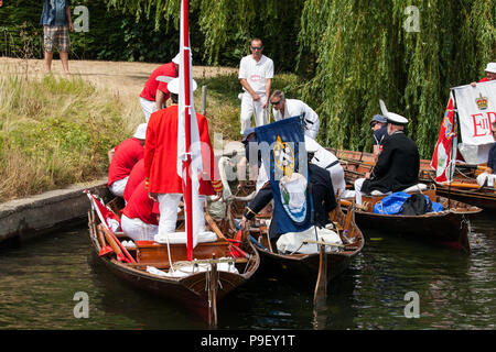 Harlow, UK. 16 juillet, 2018. Recueillir le cygne tuberculé cygne dessus et les parents sur la tamise pendant le premier jour de la cérémonie annuelle de cinq jours Swan Augmenter recensement. Augmenter la collecte nécessite de Swan, le marquage et la libération de tous les cygnets, ou le cygne tuberculé, sur la rivière. Elle remonte à plus de 800 ans, à quand l'État revendiqué la propriété de tous les cygnes tuberculés. Le premier jour du recensement a lieu entre Sunbury et de Windsor. Credit : Mark Kerrison/Alamy Live News Banque D'Images