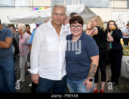 Berlin, Allemagne. 17 juillet, 2018. Klaus Wowereit, maire de Berlin, et Monique King, présidente de l'association de la CDD, d'assister à la réception du 40ème CDD Berlin. Credit : Britta Pedersen/dpa/Alamy Live News Banque D'Images