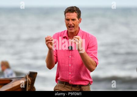 Charmouth, Dorset, UK. 17 juillet 2018. Dan Snow pendant le tournage de BBC4's Beach vivre côte jurassique, révélé à Charmouth plage dans le Dorset avec les présentateurs et l'historien Dan Snow experts Lucy Cooke histoire naturelle et Niall Strawson. C'était la première émission en direct d'une heure de trois sur 3 soirées qui se termine le 19 juillet. Crédit photo : Graham Hunt/Alamy Live News Banque D'Images