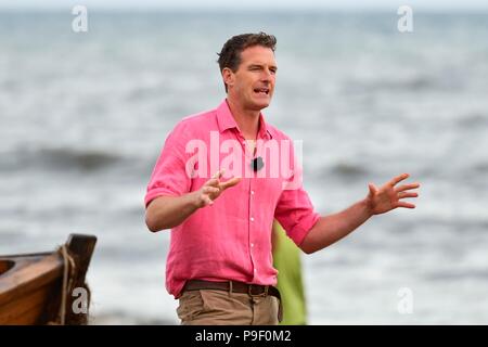 Charmouth, Dorset, UK. 17 juillet 2018. Dan Snow pendant le tournage de BBC4's Beach vivre côte jurassique, révélé à Charmouth plage dans le Dorset avec les présentateurs et l'historien Dan Snow experts Lucy Cooke histoire naturelle et Niall Strawson. C'était la première émission en direct d'une heure de trois sur 3 soirées qui se termine le 19 juillet. Crédit photo : Graham Hunt/Alamy Live News Banque D'Images