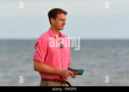 Charmouth, Dorset, UK. 17 juillet 2018. Dan Snow pendant le tournage de BBC4's Beach vivre côte jurassique, révélé à Charmouth plage dans le Dorset avec les présentateurs et l'historien Dan Snow experts Lucy Cooke histoire naturelle et Niall Strawson. C'était la première émission en direct d'une heure de trois sur 3 soirées qui se termine le 19 juillet. Crédit photo : Graham Hunt/Alamy Live News Banque D'Images