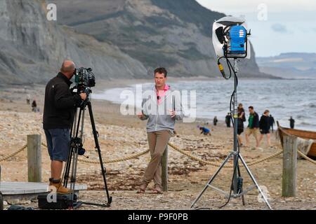 Charmouth, Dorset, UK. 17 juillet 2018. Dan Snow pendant le tournage de BBC4's Beach vivre côte jurassique, révélé à Charmouth plage dans le Dorset avec les présentateurs et l'historien Dan Snow experts Lucy Cooke histoire naturelle et Niall Strawson. C'était la première émission en direct d'une heure de trois sur 3 soirées qui se termine le 19 juillet. Crédit photo : Graham Hunt/Alamy Live News Banque D'Images