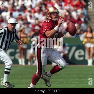 San Francisco, Californie, USA. 14Th Sep 1997. San Francisco 49ers vs New Orleans Saints à Candlestick Park Dimanche, 14 Septembre, 1997. 49ers beat Saints 33-7. San Francisco 49ers quarterback Steve Young Crédit : Al Golub/ZUMA/Alamy Fil Live News Banque D'Images