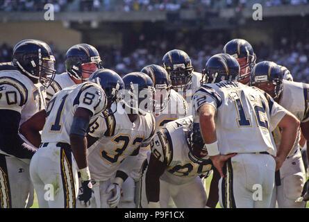 Oakland, Californie, USA. 5Th Oct, 1997. Oakland Raiders vs San Diego Chargers à Oakland Alameda County Coliseum Dimanche, 5 octobre 1997. Battre les chargeurs Raiders 25-10. San Diego Chargers quarterback Stan Humphries (12) dans le caucus. Crédit : Al Golub/ZUMA/Alamy Fil Live News Banque D'Images