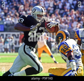 Oakland, Californie, USA. 28 Sep, 1997. Oakland Raiders vs St Louis Rams à Oakland Alameda County Coliseum Dimanche, 28 septembre 1997. Beat Raiders Rams 35-17. Oakland Raiders tight end Rickey Dudley (83) fait face à Saint Louis Rams arrière défensif Keith Lyle Crédit : Al Golub/ZUMA/Alamy Fil Live News Banque D'Images