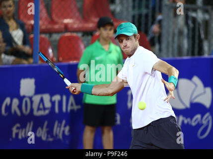 Umag, Croatie. 17 juillet, 2018. Nicolas Jarry du Chili hits un retour contre Martin Klizan de la Slovaquie au cours de la première série de 2018 Plava laguna ATP tennis Umag Croatie tournamet à Umag, Croatie, le 17 juillet 2018. Martin Klizan a gagné 2-0. Crédit : Igor Soban/Xinhua/Alamy Live News Banque D'Images
