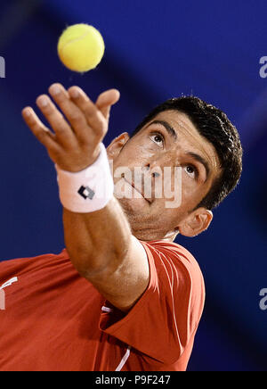 Umag, Croatie. 17 juillet, 2018. Franko Skugor sert de la Croatie contre Marco Trungelliti de l'Argentine au cours de la première série de 2018 Plava laguna ATP tennis Umag Croatie tournamet à Umag, Croatie, le 17 juillet 2018. Marco Trungelliti a gagné 2-0. Credit : Marko Prpic/Xinhua/Alamy Live News Banque D'Images