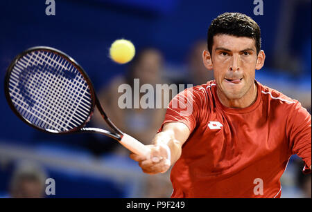 Umag, Croatie. 17 juillet, 2018. Franko Skugor de Croatie hits un retour contre Marco Trungelliti de l'Argentine au cours de la première série de 2018 Plava laguna ATP tennis Umag Croatie tournamet à Umag, Croatie, le 17 juillet 2018. Marco Trungelliti a gagné 2-0. Credit : Marko Prpic/Xinhua/Alamy Live News Banque D'Images