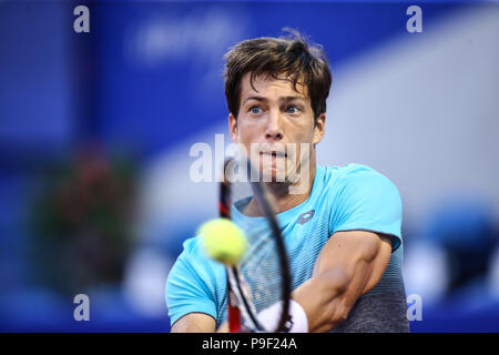 Umag, Croatie. 17 juillet, 2018. Aljaz Bedene de Slovénie hits un retour contre Joao Sousa du Portugal au cours de la première série de 2018 Plava laguna ATP tennis Umag Croatie tournamet à Umag, Croatie, le 17 juillet 2018. Aljaz Bedene a gagné 2-1. Crédit : Igor Soban/Xinhua/Alamy Live News Banque D'Images