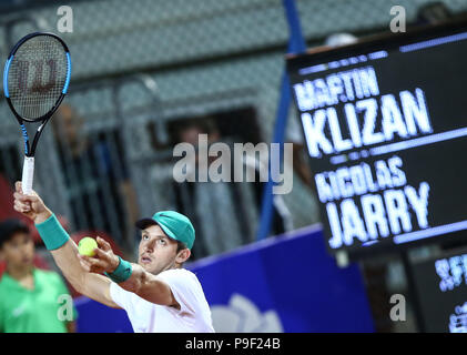 Umag, Croatie. 17 juillet, 2018. Nicolas Jarry du Chili contre Martin Klizan sert de la Slovaquie au cours de la première série de 2018 Plava laguna ATP tennis Umag Croatie tournamet à Umag, Croatie, le 17 juillet 2018. Martin Klizan a gagné 2-0. Crédit : Igor Soban/Xinhua/Alamy Live News Banque D'Images