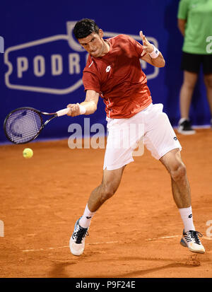 Umag, Croatie. 17 juillet, 2018. Franko Skugor de Croatie hits un retour contre Marco Trungelliti de l'Argentine au cours de la première série de 2018 Plava laguna ATP tennis Umag Croatie tournamet à Umag, Croatie, le 17 juillet 2018. Marco Trungelliti a gagné 2-0. Credit : Marko Prpic/Xinhua/Alamy Live News Banque D'Images
