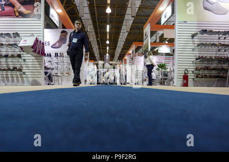 Sao Paulo, Brésil. 17 juillet, 2018. Les visiteurs et les commerçants prennent part à la 50e et Accessoires Chaussures International Fashion Fair (Francal), à Sao Paulo, Brésil, le 17 juillet 2018. La 50e 'Francal' salon a lieu du 16 au 19 juillet. Credit : Rahel Patrasso/Xinhua/Alamy Live News Banque D'Images