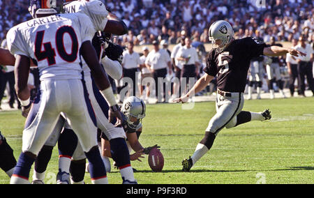 Oakland, Californie, USA. 10 Oct, 1999. Oakland Raiders vs Denver Broncos à Oakland Alameda County Coliseum Dimanche, 10 octobre 1999. Raiders Broncos battre 16-13. Oakland Raiders kicker Michael Husted Crédit : Al Golub/ZUMA/Alamy Fil Live News Banque D'Images