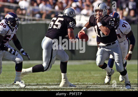 Oakland, Californie, USA. 10 Oct, 1999. Oakland Raiders vs Denver Broncos à Oakland Alameda County Coliseum Dimanche, 10 octobre 1999. Raiders Broncos battre 16-13. Oakland Raiders quarterback riche Gannon Crédit : Al Golub/ZUMA/Alamy Fil Live News Banque D'Images