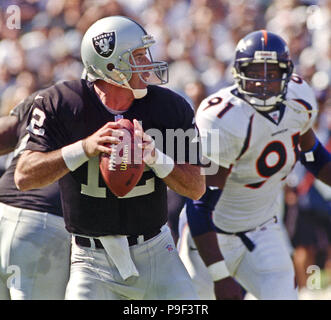 Oakland, Californie, USA. 10 Oct, 1999. Oakland Raiders vs Denver Broncos à Oakland Alameda County Coliseum Dimanche, 10 octobre 1999. Raiders Broncos battre 16-13. Oakland Raiders quarterback riche Gannon Crédit : Al Golub/ZUMA/Alamy Fil Live News Banque D'Images