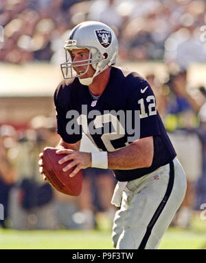 Oakland, Californie, USA. 10 Oct, 1999. Oakland Raiders vs Denver Broncos à Oakland Alameda County Coliseum Dimanche, 10 octobre 1999. Raiders Broncos battre 16-13. Oakland Raiders quarterback riche Gannon Crédit : Al Golub/ZUMA/Alamy Fil Live News Banque D'Images