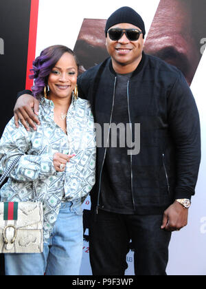 Los Angeles, Californie, USA. 17 juillet, 2018. Simone Smith et le rappeur/acteur LL Cool J'assister à Colombie-britannique Photo's World Premiere de '2' de l'Égaliseur au théâtre chinois de Grauman le 17 juillet 2018 à Hollywood, Californie. Photo de Barry King/Alamy Live News Banque D'Images