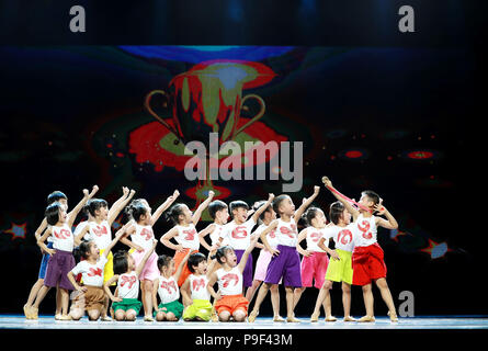 (180718) --BEIJING, le 18 juillet 2018 (Xinhua) -- les acteurs de l'enfant lors d'une exposition de danse Danse à Tianqiao Performing Arts Centre à Beijing, capitale de Chine, le 17 juillet 2018. La danse exposition co-organisée par la Fédération chinoise des cercles littéraires et artistiques et l'Association des danseurs chinois a eu lieu du 17 au 18. (Xinhua/Pan Xu) (hxy) Banque D'Images