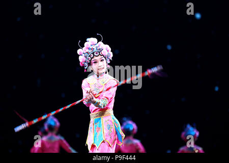 (180718) --BEIJING, le 18 juillet 2018 (Xinhua) -- les acteurs de l'enfant lors d'une exposition de danse Danse à Tianqiao Performing Arts Centre à Beijing, capitale de Chine, le 17 juillet 2018. La danse exposition co-organisée par la Fédération chinoise des cercles littéraires et artistiques et l'Association des danseurs chinois a eu lieu du 17 au 18. (Xinhua/Pan Xu) (hxy) Banque D'Images