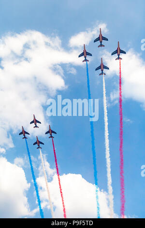 Paris, France. 16 juillet, 2018. Jets de l'armée de l'air survoler Champs Elysées pour célébrer la victoire de la France à la coupe du monde. Le samedi 15 août, la France battu la Croatie sur le score de 4-2, devenir le champion de la coupe du monde pour la deuxième fois dans l'histoire. Credit : Joao Bolan SOPA/Images/ZUMA/Alamy Fil Live News Banque D'Images