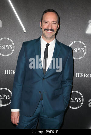 LOS ANGELES, CA - le 17 juillet : Tony Hale, à ESPN'S HEROES AU ESPYS Pre-Party au marché officiel ville Maison sociale à Los Angeles, Californie le 17 juillet 2018. Credit : Faye Sadou/MediaPunch Banque D'Images