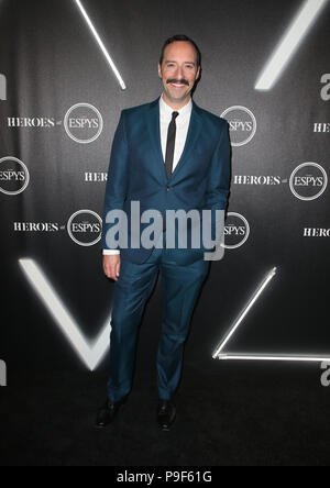 LOS ANGELES, CA - le 17 juillet : Tony Hale, à ESPN'S HEROES AU ESPYS Pre-Party au marché officiel ville Maison sociale à Los Angeles, Californie le 17 juillet 2018. Credit : Faye Sadou/MediaPunch Banque D'Images