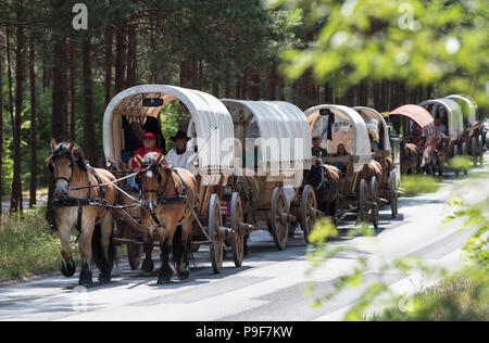 18 juillet 2018, Borgwalde, Allemagne : les wagons du plan peut être vu sur une rue au sud-ouest de Berlin. L'élevage de chevaux lourds et Sports Association Brueck e.V. est l'hôte d'un wagon trail plan via la Pologne, Kaliningrad, la Lituanie, la Lettonie, l'Estonie à Krasnodar en Russie. La visite sera pour l'unité et contre la haine et l'absence de manque de compréhension, d'une Europe réconciliée, libre. Photo : Bernd von Jutrczenka/dpa Banque D'Images