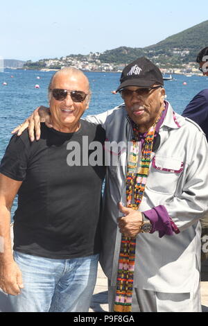 Ischia, Italie. 18 juillet 2018. Ischia, Global Film & Music Fest 2018. L'arrivée de Quincy Jones s'est félicité par Tony Renis indépendant : Crédit Photo Agency Srl/Alamy Live News Banque D'Images