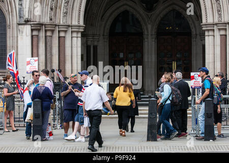 Londres, Royaume-Uni. 18 juillet, 2018. Les partisans de Tommy Robinson, ancien chef de l'English Defence League, devant la Cour d'appel de l'issue d'un pourvoi contre deux condamnations pour outrage au tribunal. Son équipe juridique a fait valoir que les 13 mois de sa peine était excessive et que "des règles de procédure pénale ont été violés dans des audiences antérieures à Canterbury et Leeds et a également appelé à son mépris à peine deux être annulé. Credit : Mark Kerrison/Alamy Live News Banque D'Images