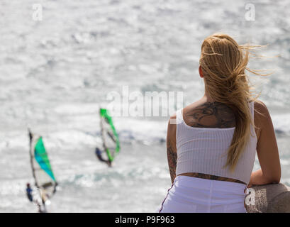 Pozo Izquierdo, Gran Canaria, Îles Canaries, Espagne. 18 juillet, 2018. Un spectateur 's voir de la plage comme les premiers marins vague concurrence dans le Vent hurlant à la première PWA (Professional Association de planche à voile) vague de la coupe du monde de 2018 à Pozo Izquierdo sur la côte est de la Grande Canarie. Pozo est célèbre (et craint par certains) pour ses "nucléaire" vents d'été, qui peut dépasser 50 noeuds. Credit : ALAN DAWSON/Alamy Live News Banque D'Images