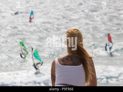 Pozo Izquierdo, Gran Canaria, Îles Canaries, Espagne. 18 juillet, 2018. Un spectateur 's voir de la plage comme les premiers marins vague concurrence dans le Vent hurlant à la première PWA (Professional Association de planche à voile) vague de la coupe du monde de 2018 à Pozo Izquierdo sur la côte est de la Grande Canarie. Pozo est célèbre (et craint par certains) pour ses "nucléaire" vents d'été, qui peut dépasser 50 noeuds. Credit : ALAN DAWSON/Alamy Live News Banque D'Images