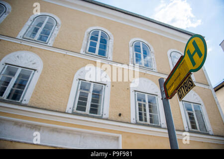 Braunau am Inn, Autriche. 18 juillet, 2018. La maison natale d'Adolf Hitler. En face de la maison est un bus stop. Credit : Lino Mirgeler/dpa/Alamy Live News Banque D'Images