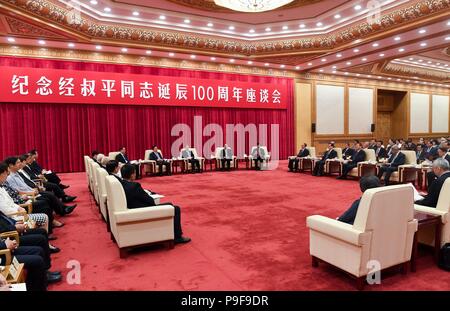 (180718) -- BEIJING, 18 juillet 2018 (Xinhua) -- un colloque pour commémorer le 100e anniversaire de la fin de Jing Shuping est tenue à Beijing, capitale de Chine, le 18 juillet 2018. Wang Yang, membre du Comité permanent du Bureau politique du Parti communiste chinois (PCC) et président du Comité central du Comité National de la Conférence consultative politique du peuple chinois (CCPPC), a participé au colloque et a rencontré la famille de Jing. Jing Shuping a été l'un des pionniers du secteur commercial et industriel moderne, et une fois servi en tant que président de la Fédération des Banque D'Images